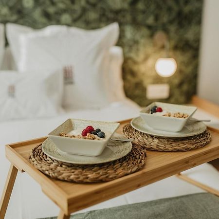 Petit Luxe Volta Bed & Breakfast ตาราสซา ภายนอก รูปภาพ